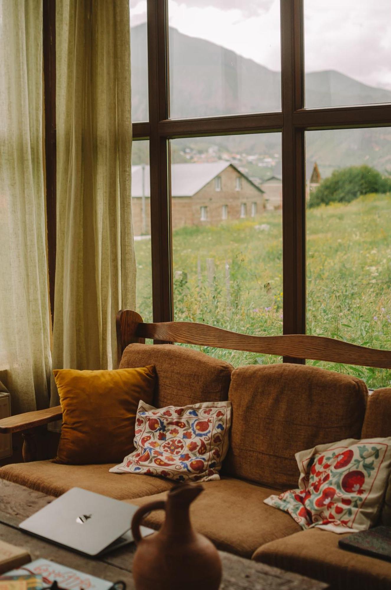 Hotel Arte In Kazbegi Esterno foto