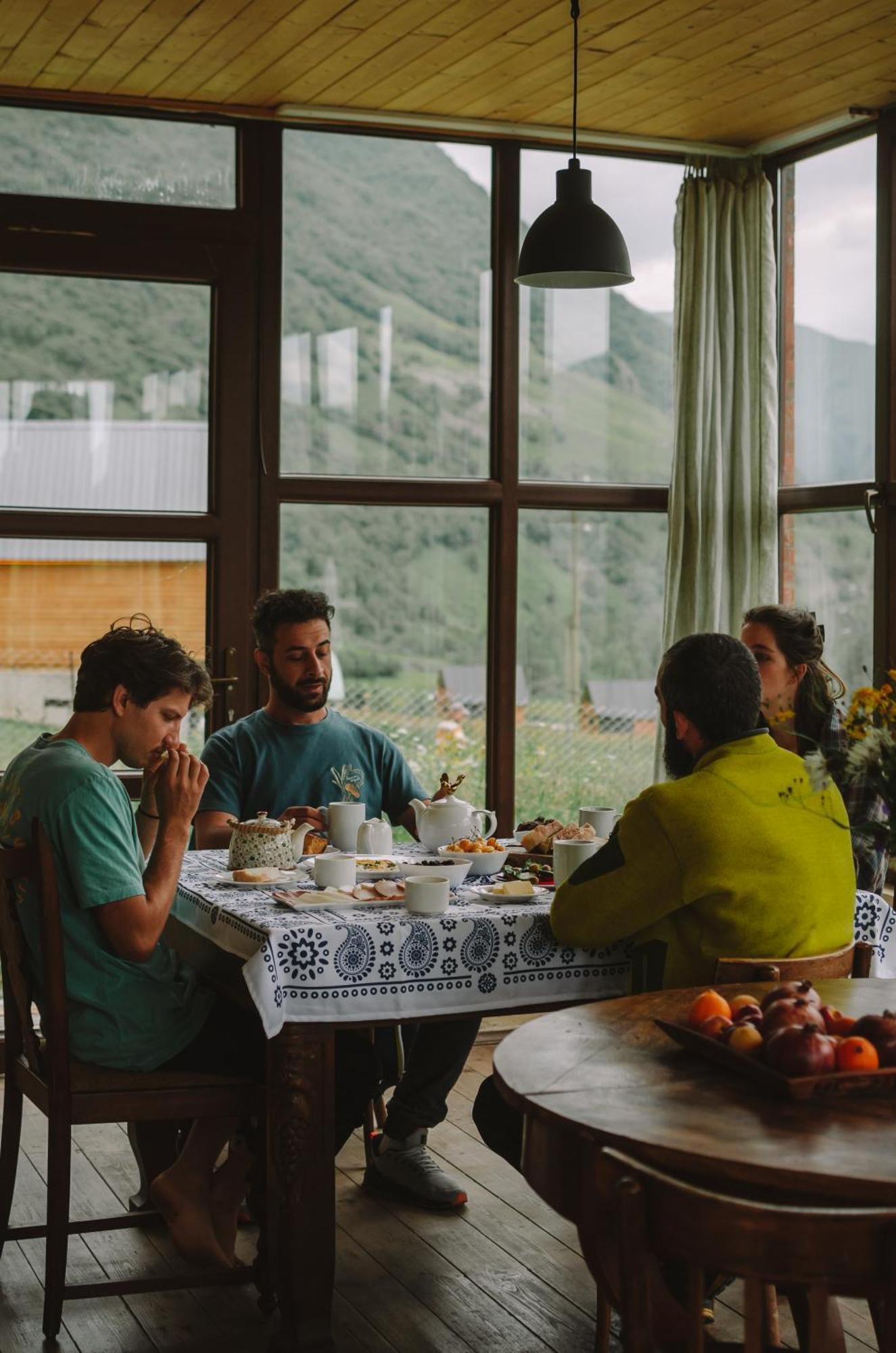 Hotel Arte In Kazbegi Esterno foto