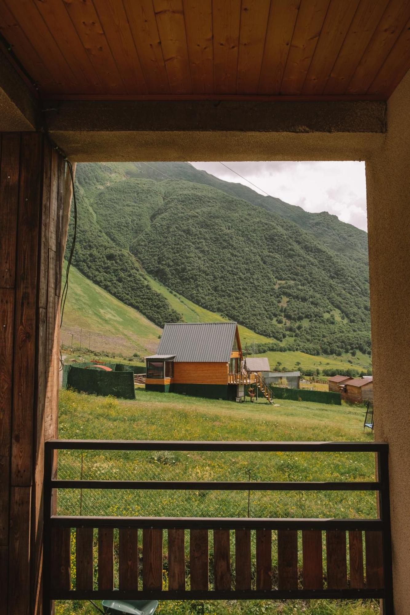 Hotel Arte In Kazbegi Esterno foto