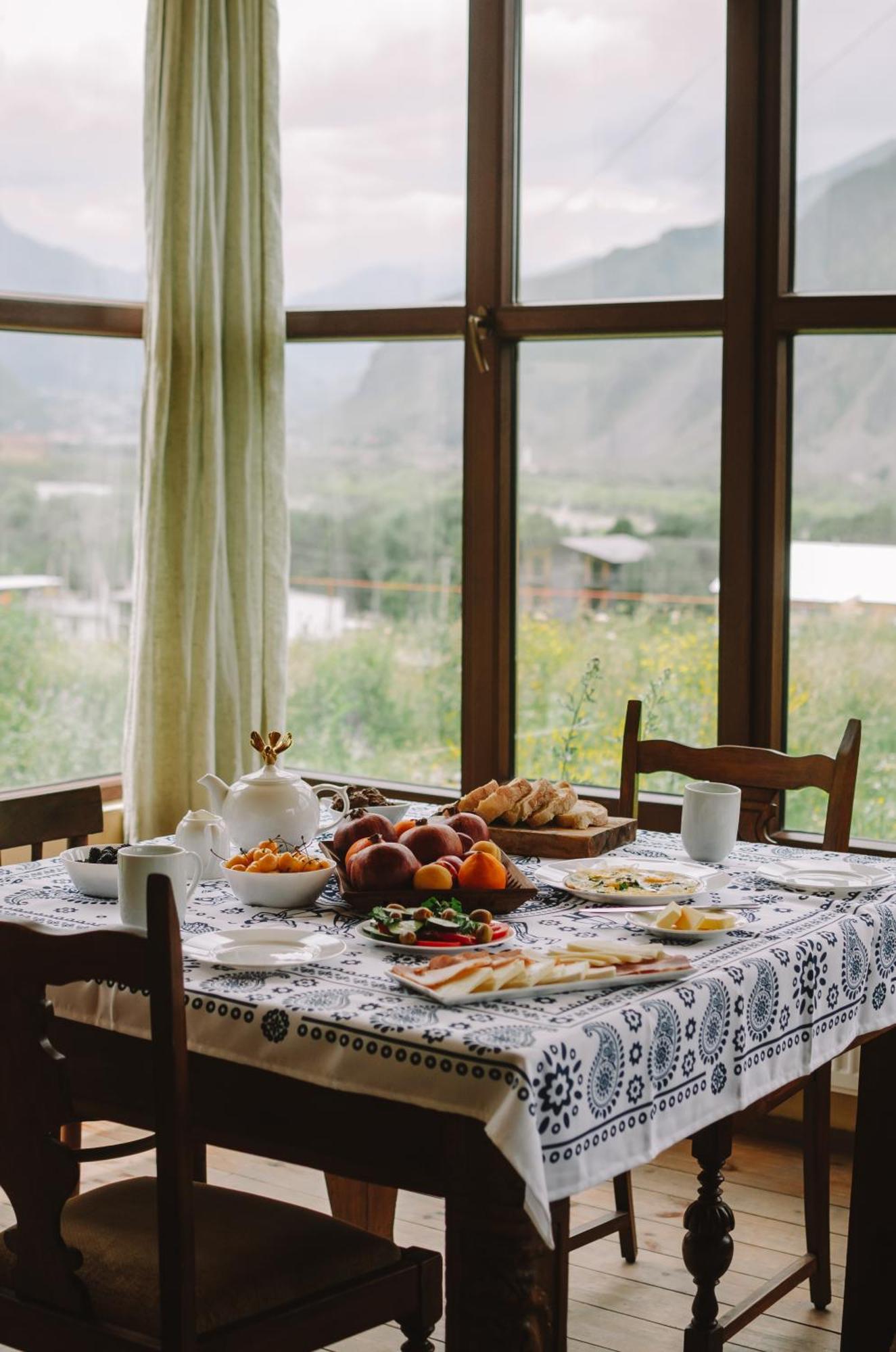 Hotel Arte In Kazbegi Esterno foto