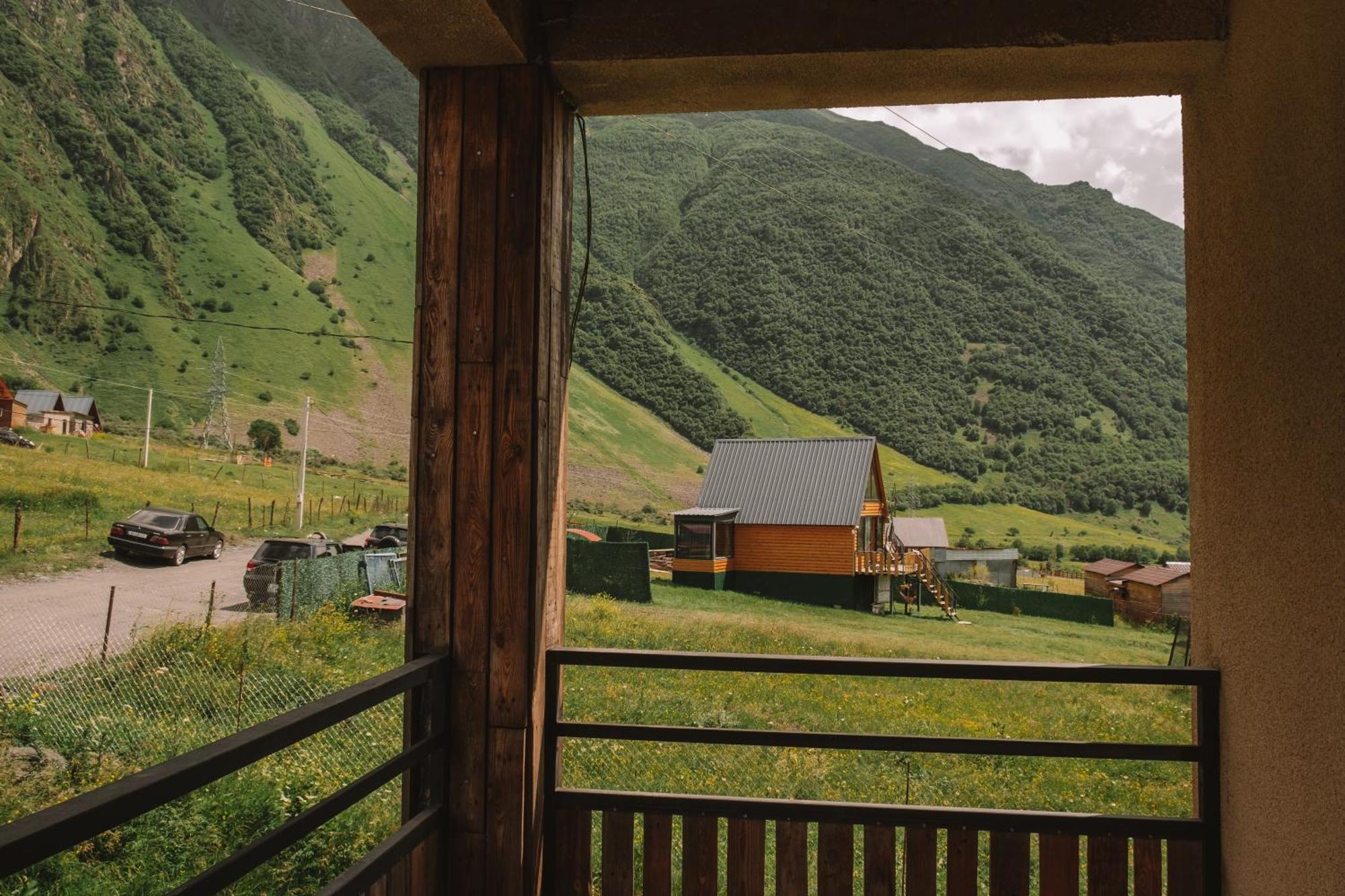 Hotel Arte In Kazbegi Esterno foto